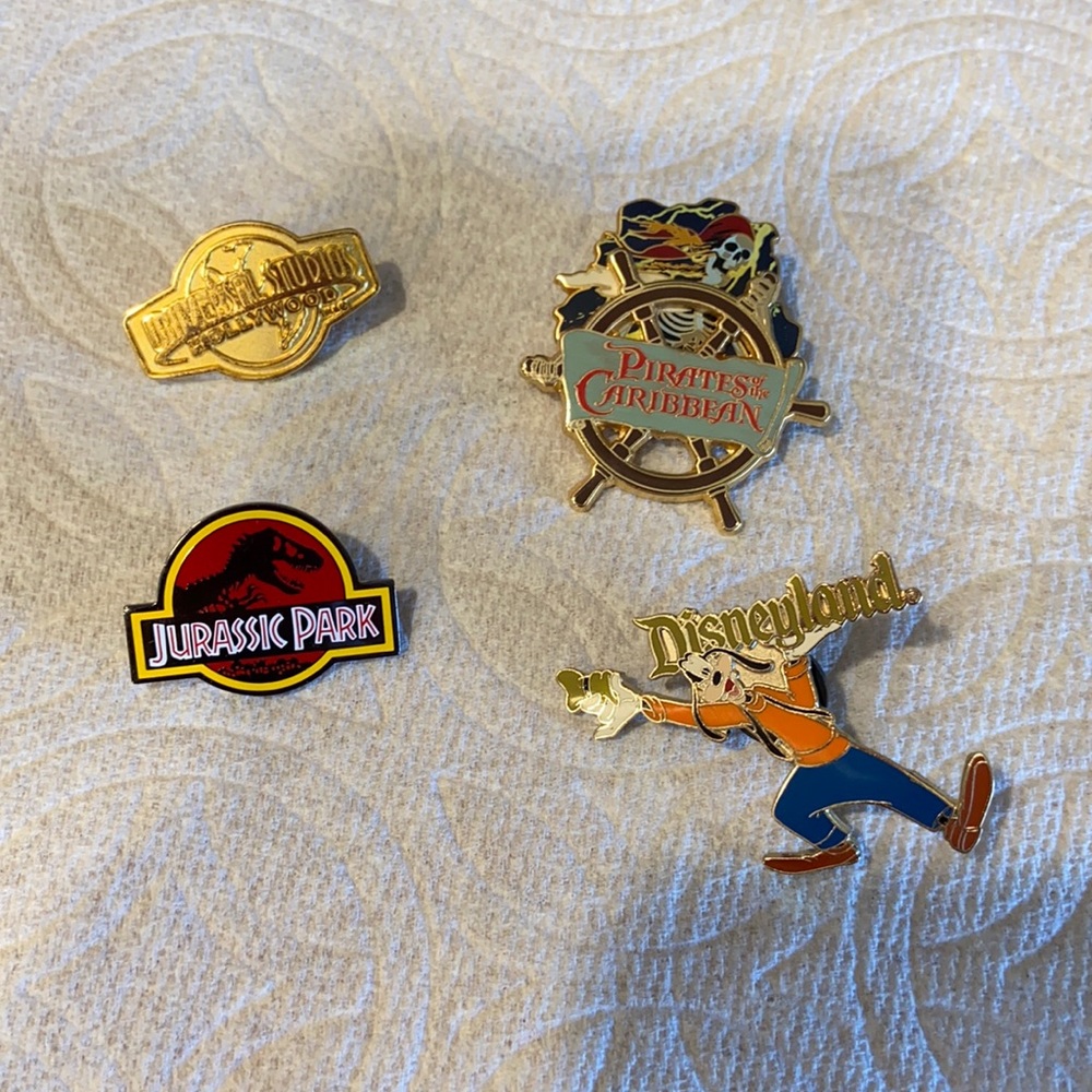 Set of 4 vintage pins, Disney
